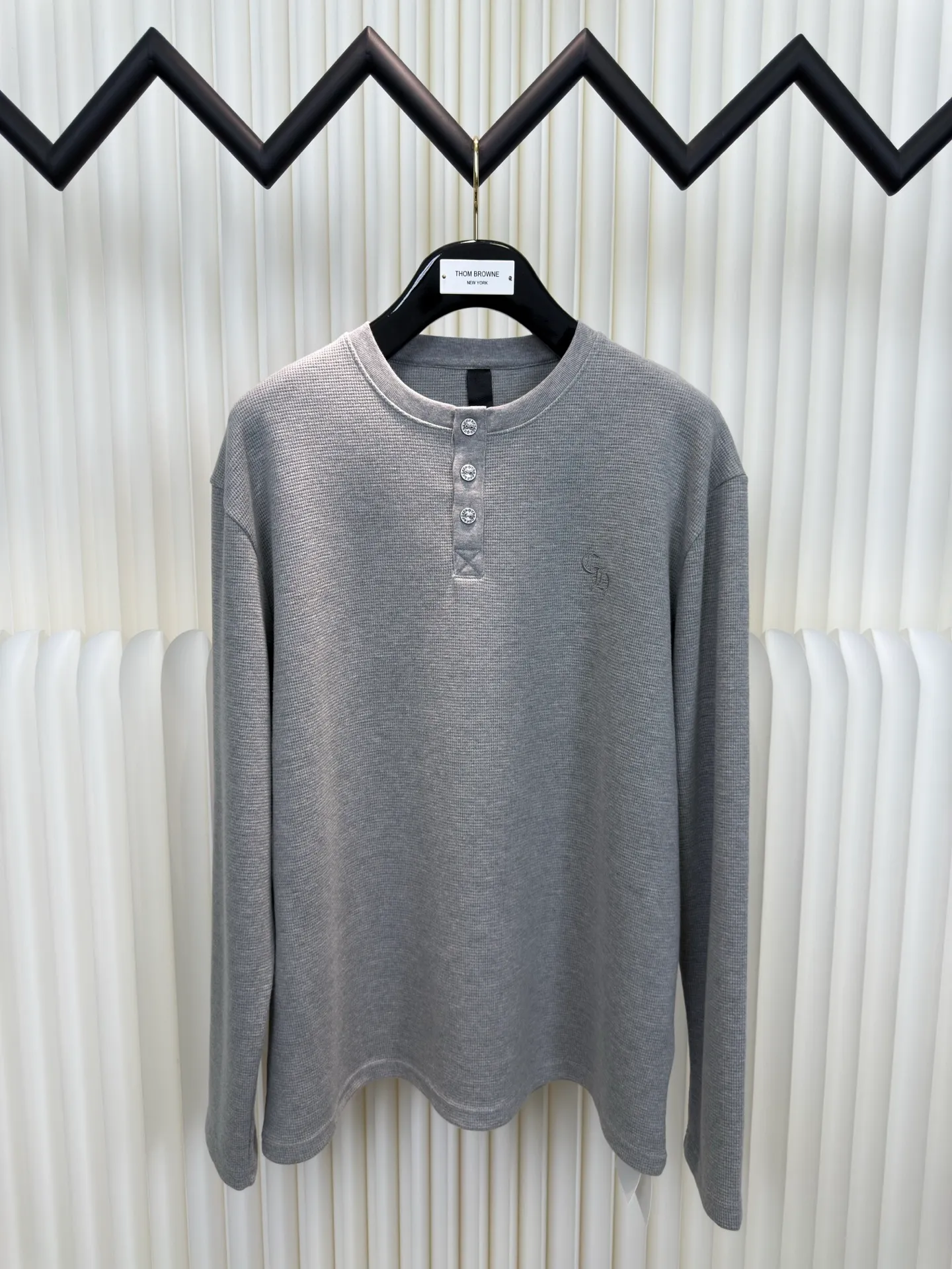 P400 Chrome Hear leather henley collar waffle sweatshirt. The fabric is made of 350g cotton waffle double-layer material before washing (to distinguish low-weight, cut corners and non-pure cotton market products). The silver buckles and scrolls are made of antique bronze and real silver (the material has reached 300+ quality in the market). The leather label is still made of genuine imported lambskin. The most important thing is the hand-sewn leather (the cost is high when it comes to manual work). A lot of effort has been put into the fabric, hardware and craftsmanship. The top quality in the market. The industry benchmark is only owned by a few people. Size S M L